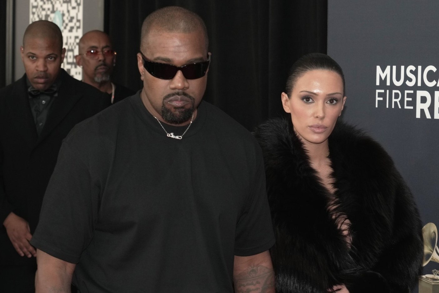 Da den luc ngung chia se hinh anh khoa than cua Bianca Censori hinh anh