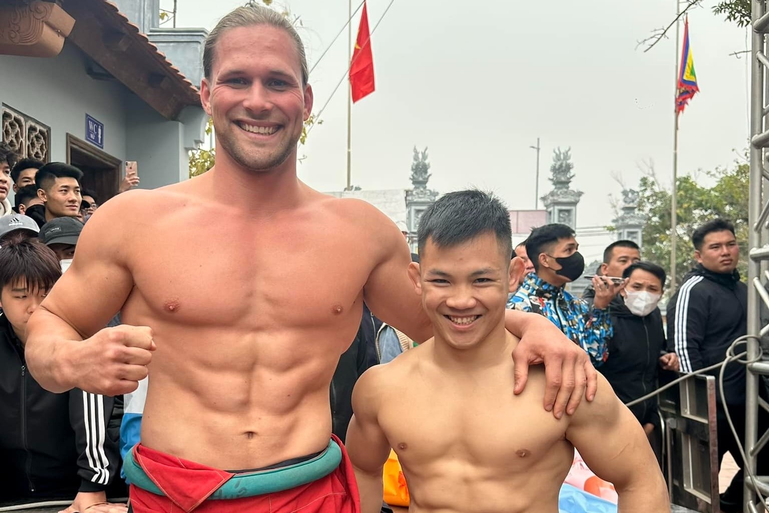 Cuoc dau cua 'Than Sam - Quy Lun' o hoi lang Quay Chau Phong hinh anh