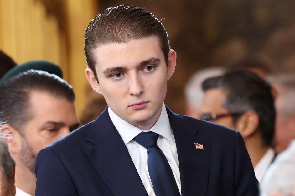Barron Trump vuong on ao 'lap di' tai Dai hoc New York hinh anh