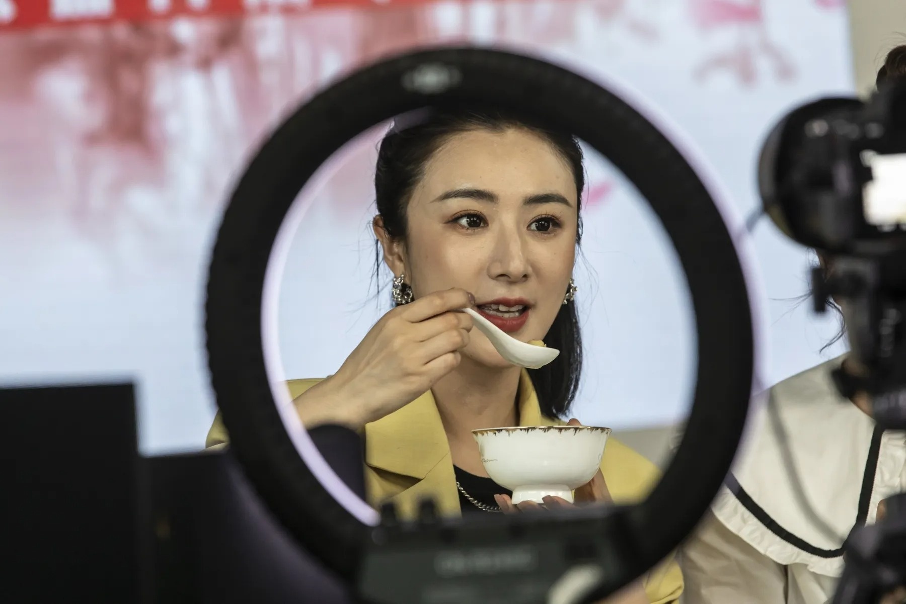 Lenh cam 630 nam: Hoi ket cho 'ong hoang ba chua' livestream? hinh anh