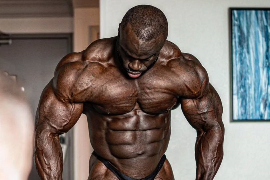 Nguoi dan ong nang 150 kg duoc vo huan luyen thanh 'vua the hinh' 2024 hinh anh