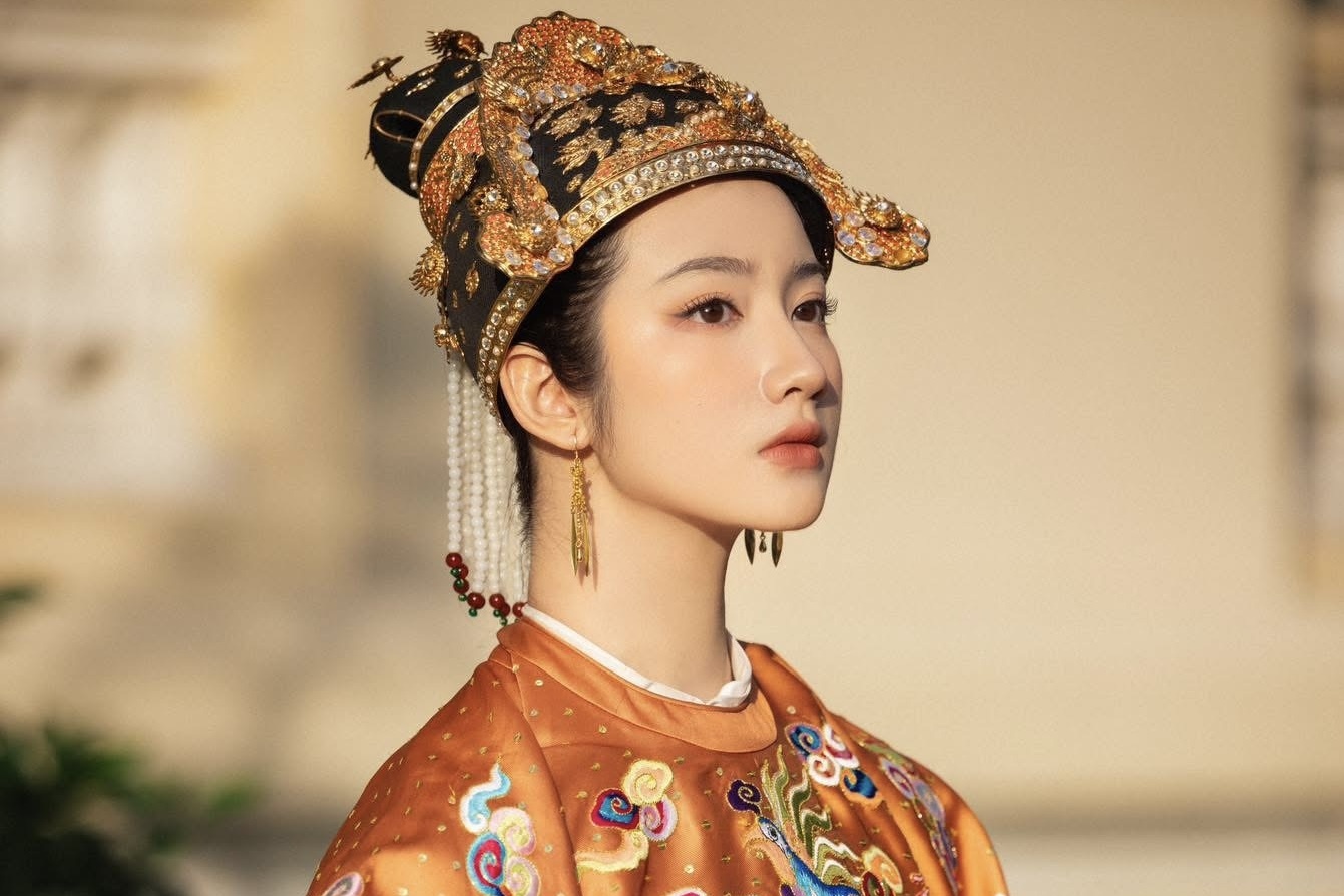 Co gai dieu hanh co phuc o TP.HCM, co net giong Nam Phuong Hoang hau hinh anh