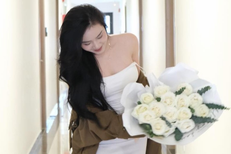 Ban gai cau thu Nham Manh Dung gay chu y khi khoe qua 8/3 hinh anh