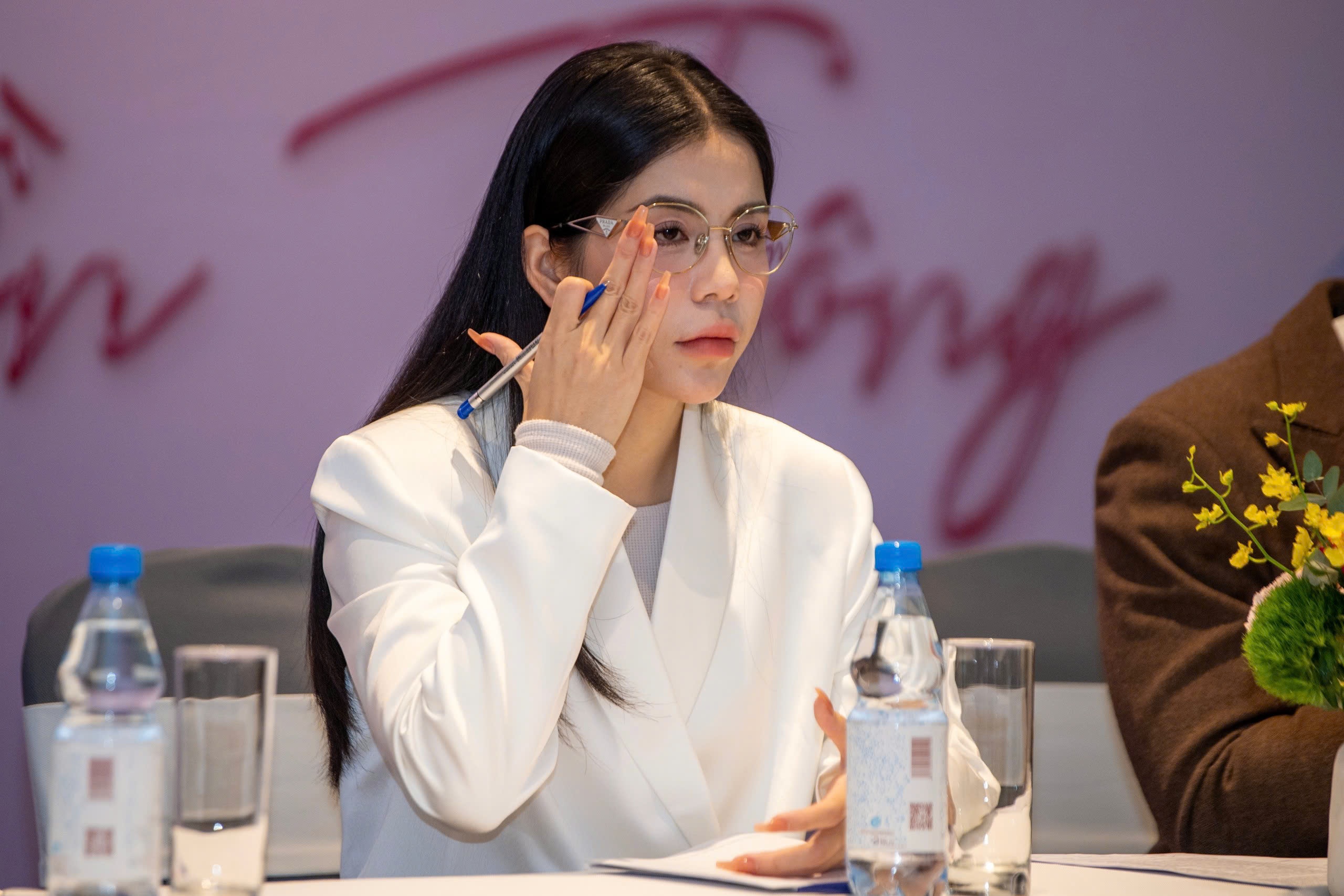 Quang Linh Vlogs, Hang Du Muc hop bao 'chui', sao khong bi phat? hinh anh