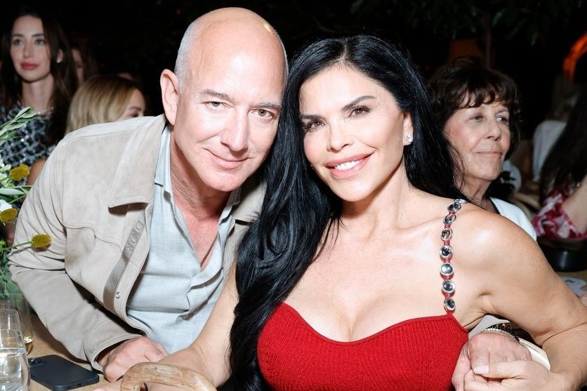 Dam cuoi bon tien nhung tam nhin kem cua Jeff Bezos tai Venice hinh anh