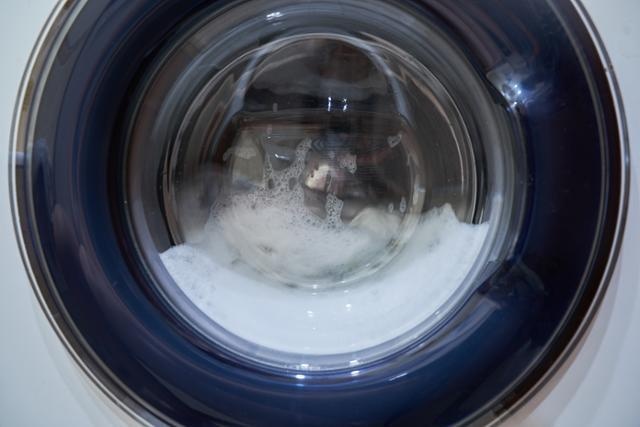 Hinh phan chieu tren nap may giat dua ke hiep dam vao tu o Han Quoc hinh anh