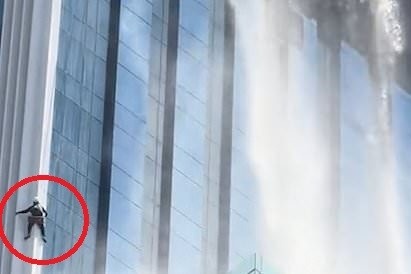 Nhan vien lau kinh du nguoi tren toa nha rung lac vi dong dat hinh anh