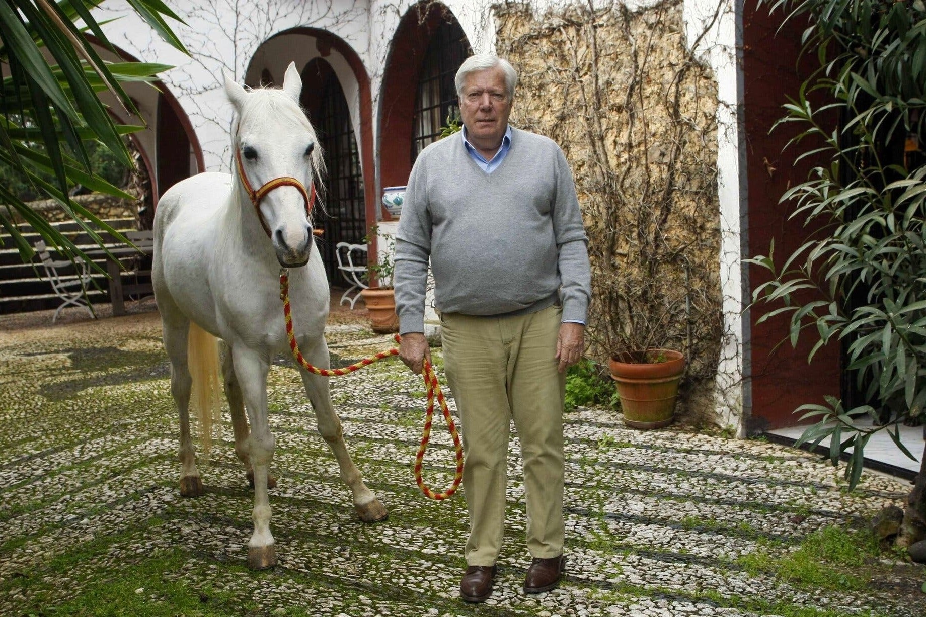 Ty phu Hermes 'mat tat ca' sau khi nhan nguoi lam vuon lam con nuoi hinh anh