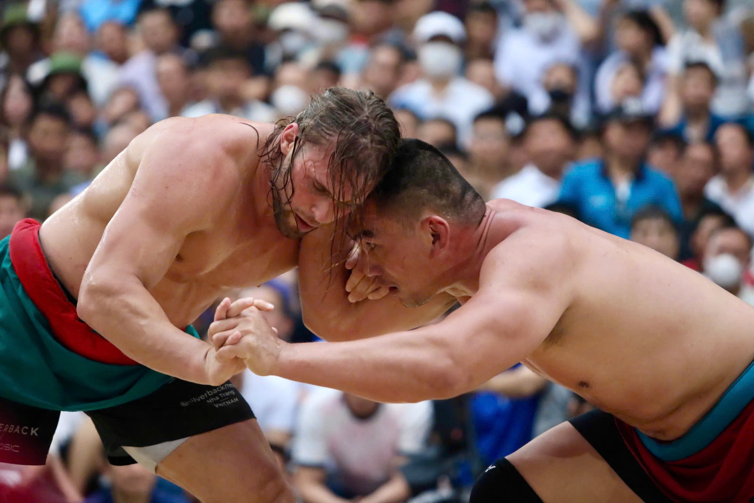 Hieu Khong Lo do mau khi dau 'Than Sam' Zakhar, tien thuong 10.000 USD hinh anh