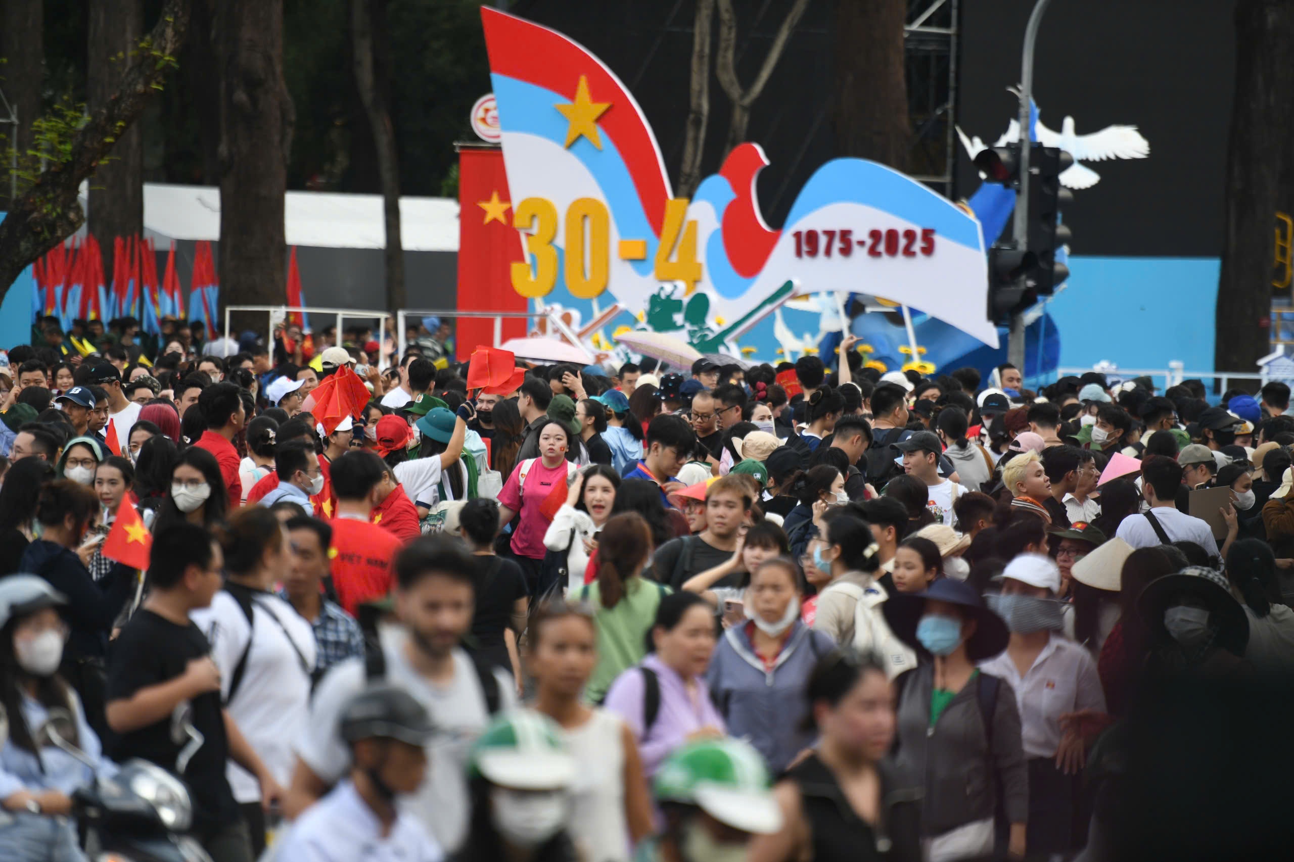 Ngoi kin via he tu giua trua de cho xem so duyet dieu binh o TP.HCM hinh anh