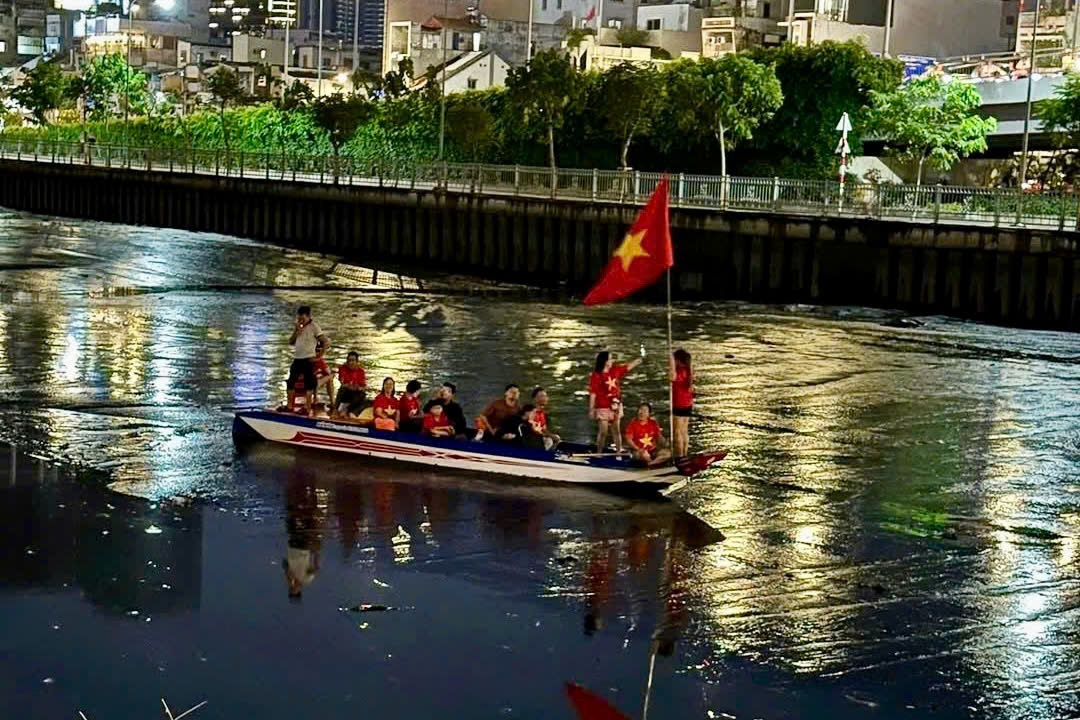 Di thuyen xem phao hoa, gia dinh TP.HCM mac can duoi cau Calmette hinh anh