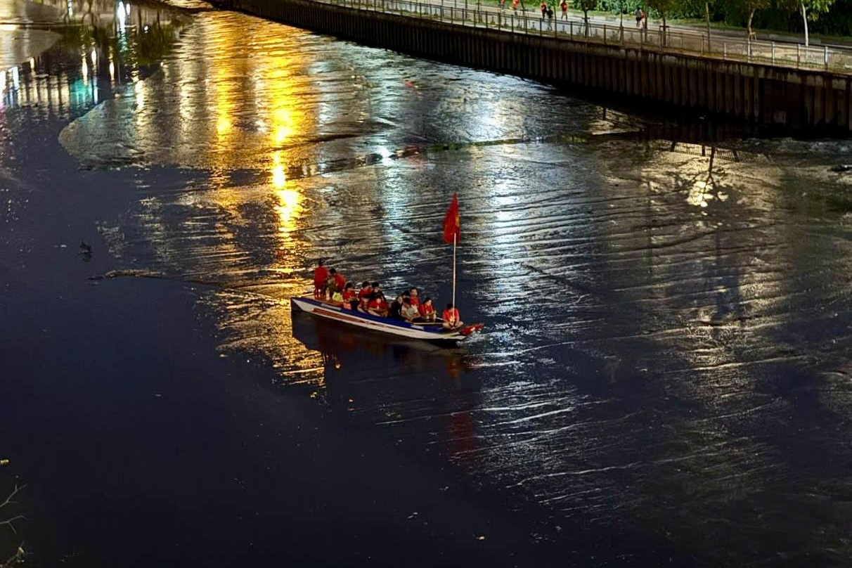 Mac can khi di thuyen xem phao hoa o TP.HCM hinh anh