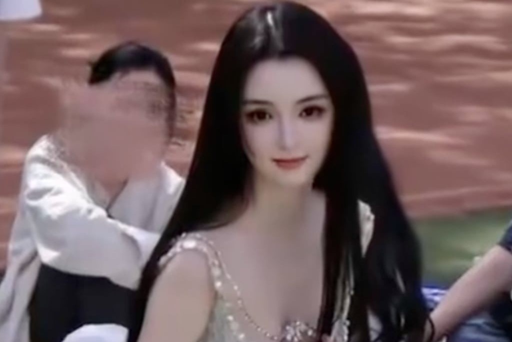 Co gai bi chi trich vi 'dep mot cach kho tin' o Trung Quoc hinh anh