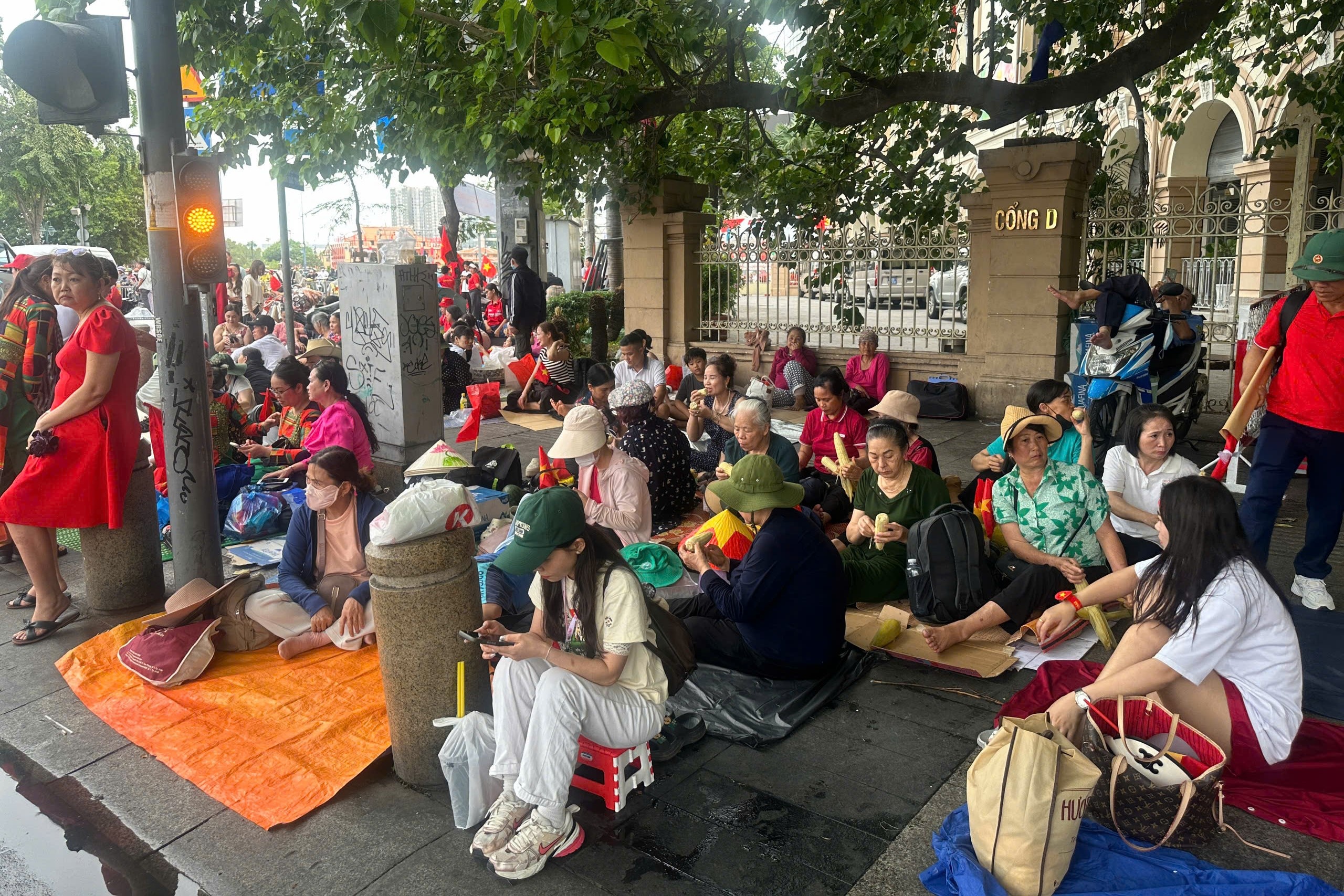 Hao huc cho dieu binh, nguoi dan dung leu tren via he tu trua 29/4 hinh anh