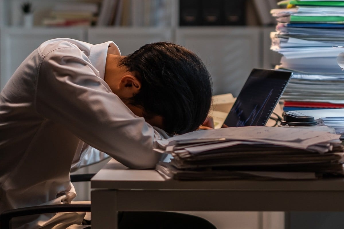 Vu giao vien chet guc tai ban lam viec gay bang hoang o Trung Quoc hinh anh