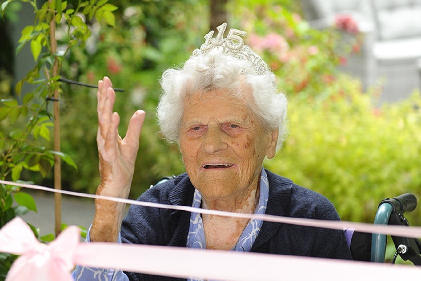 Nguoi gia nhat the gioi chia se bi quyet song tho: Dung cai nhau! hinh anh