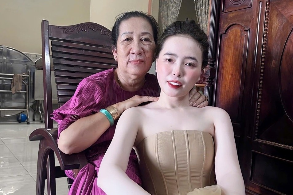 Ga chong cho con dau cu, nguoi me o TP.HCM khoc nuc no tai dam cuoi hinh anh