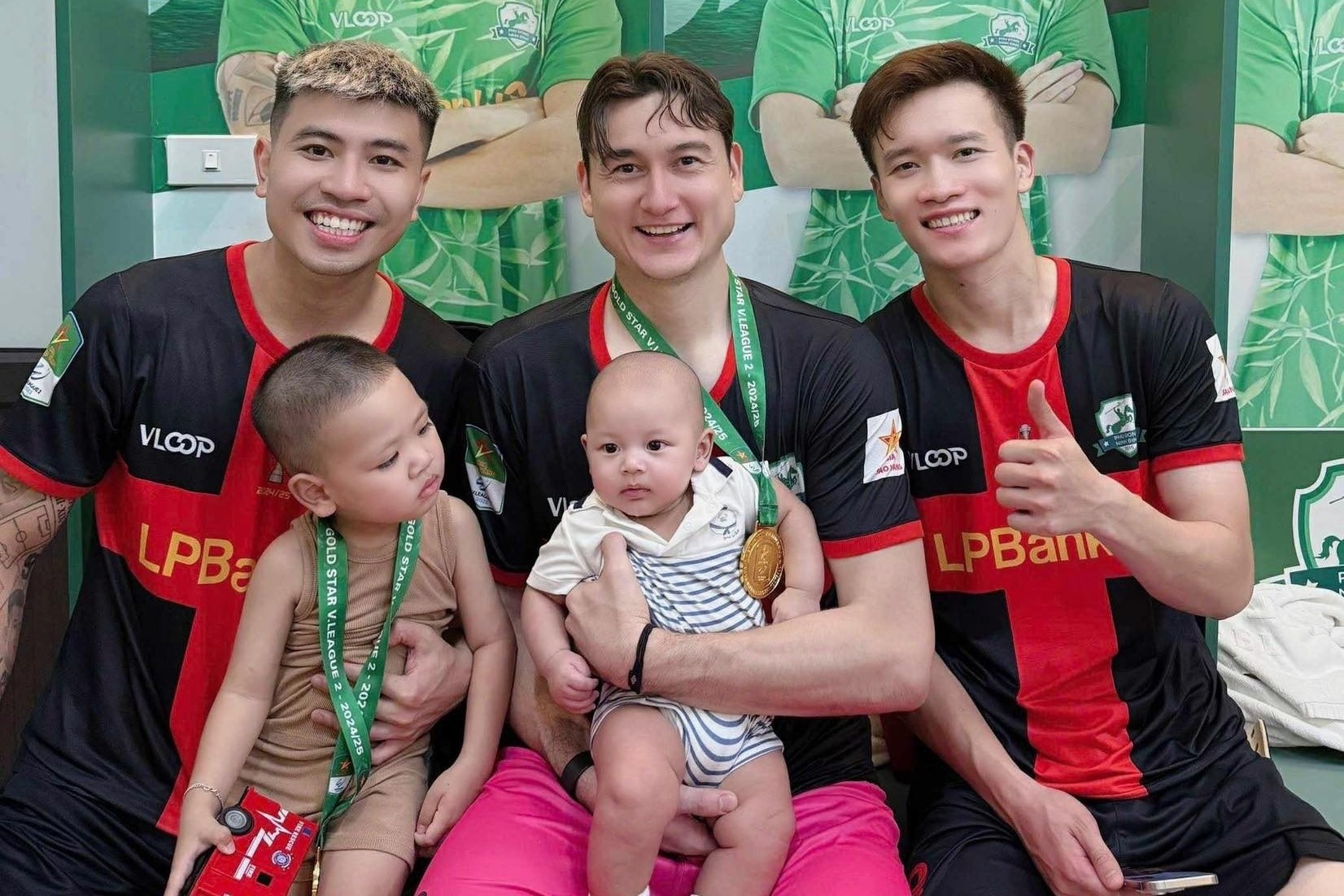 Buc anh mung chuc vo dich cua Hoang Duc 'gay bao' hinh anh