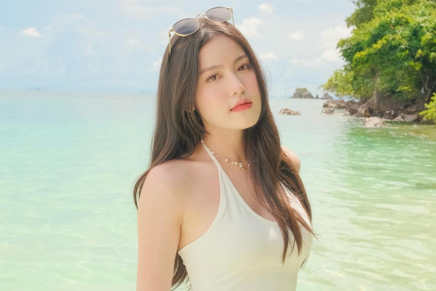 Hot girl lo anh hen ho voi HIEUTHUHAI la ai? hinh anh