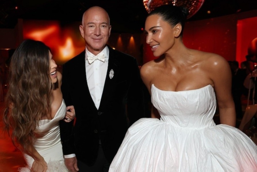 Ben trong 'dam cuoi the ky' gay chan dong cua ty phu Jeff Bezos hinh anh