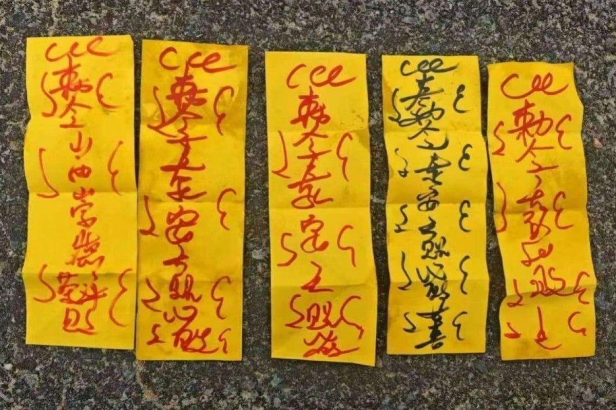 Doi bong Trung Quoc bi phat vi dan bua trong phong thay do cua doi thu hinh anh