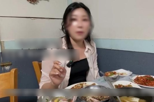 Nha hang Han Quoc tra gia vi 'duoi' nu YouTuber ngoi an mot minh hinh anh