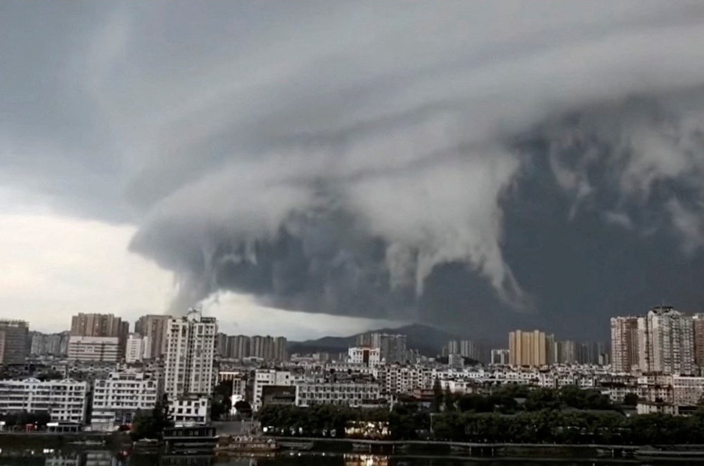 Dam may den bao phu bau troi truoc bao Wipha hinh anh