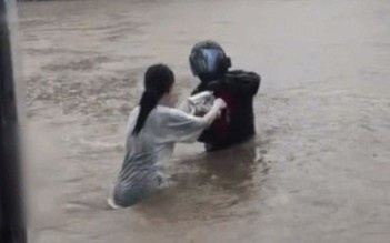 So bi phat neu huy don, shipper loi nuoc ngap ngang hong giao do an hinh anh