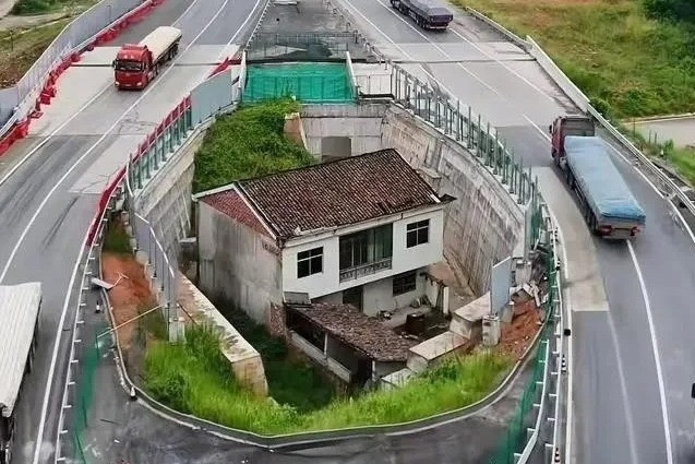 Cai ket cua ngoi nha lot thom giua cao toc do chu che tien den bu o TQ hinh anh