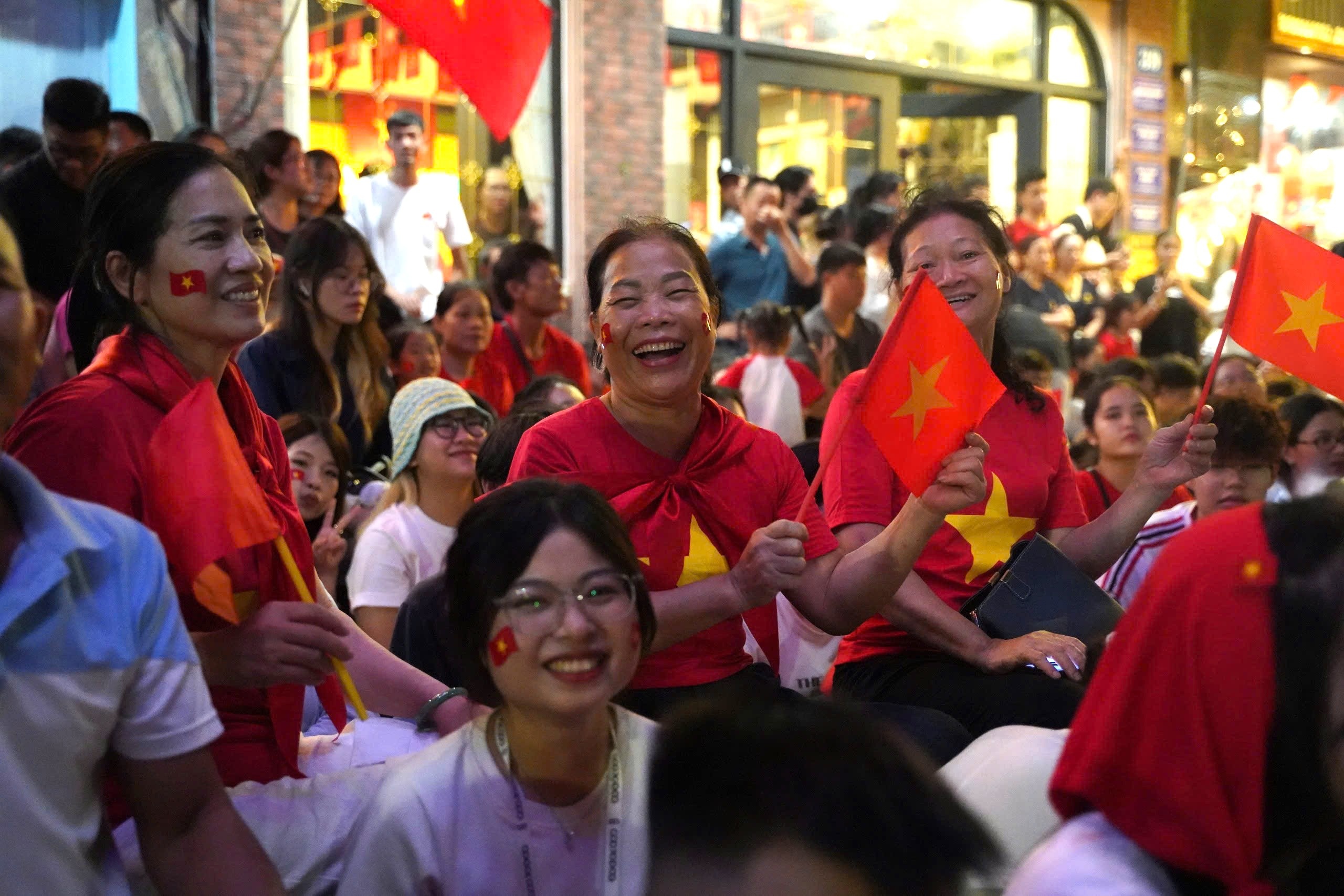 Nguoi dan Ha Noi hat vang 'Nhu co Bac trong ngay dai thang' hinh anh