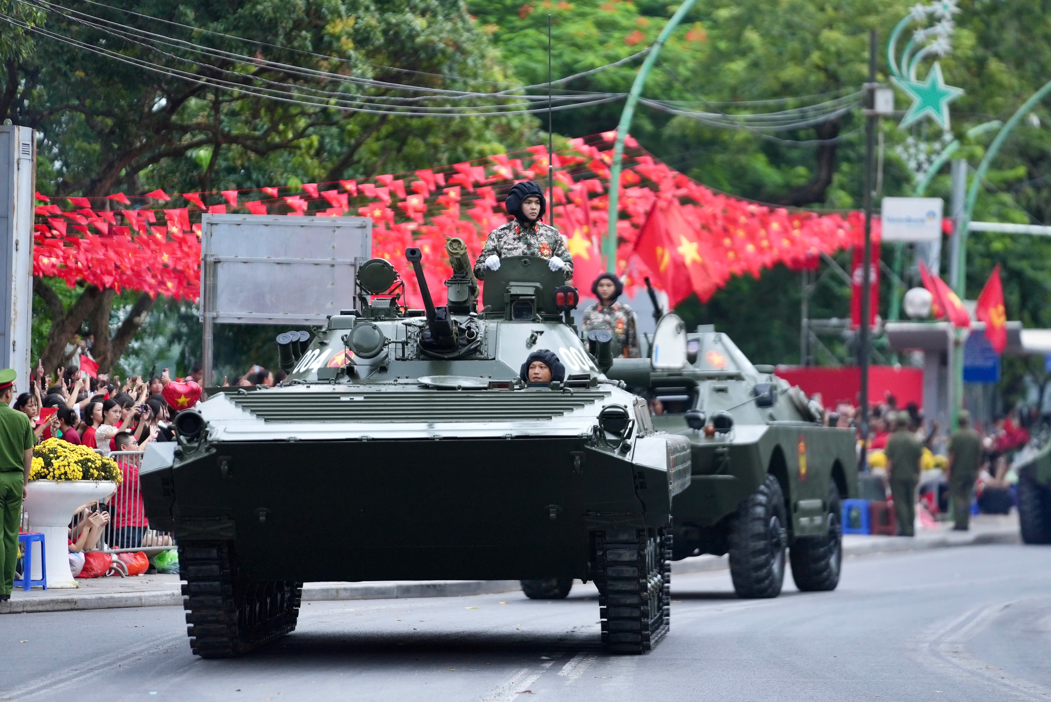 Nguoi dan chao don doan xe phao, chien si ve Ba Dinh hinh anh