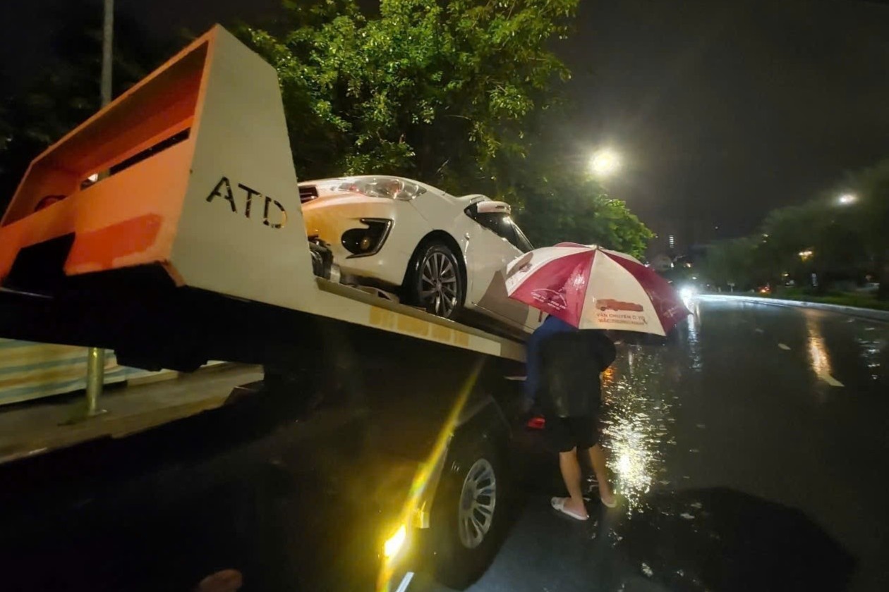 Trang dem cuu ho oto ngap nuoc, chet may do mua bao hinh anh