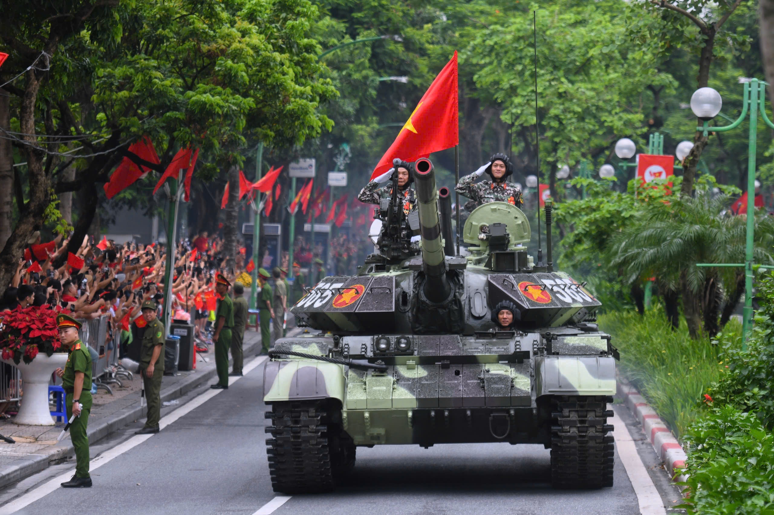 Doan xe tang, khi tai quan su pho dien uy luc tren duong pho hinh anh