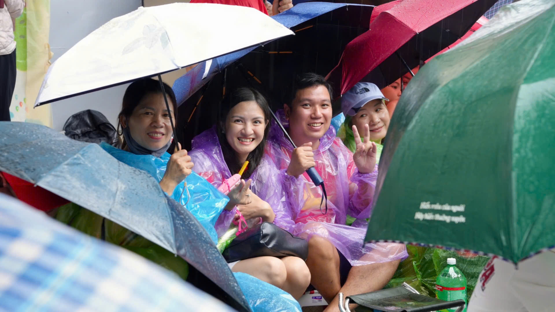 Bien nguoi doi mua, ngoi kin via he cho xem so duyet dieu binh hinh anh