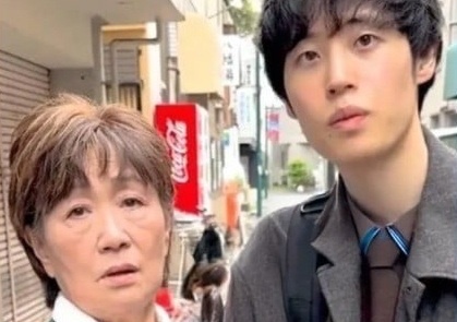 Chang trai Nhat 23 tuoi yeu ba ngoai 83 tuoi cua ban cung lop hinh anh