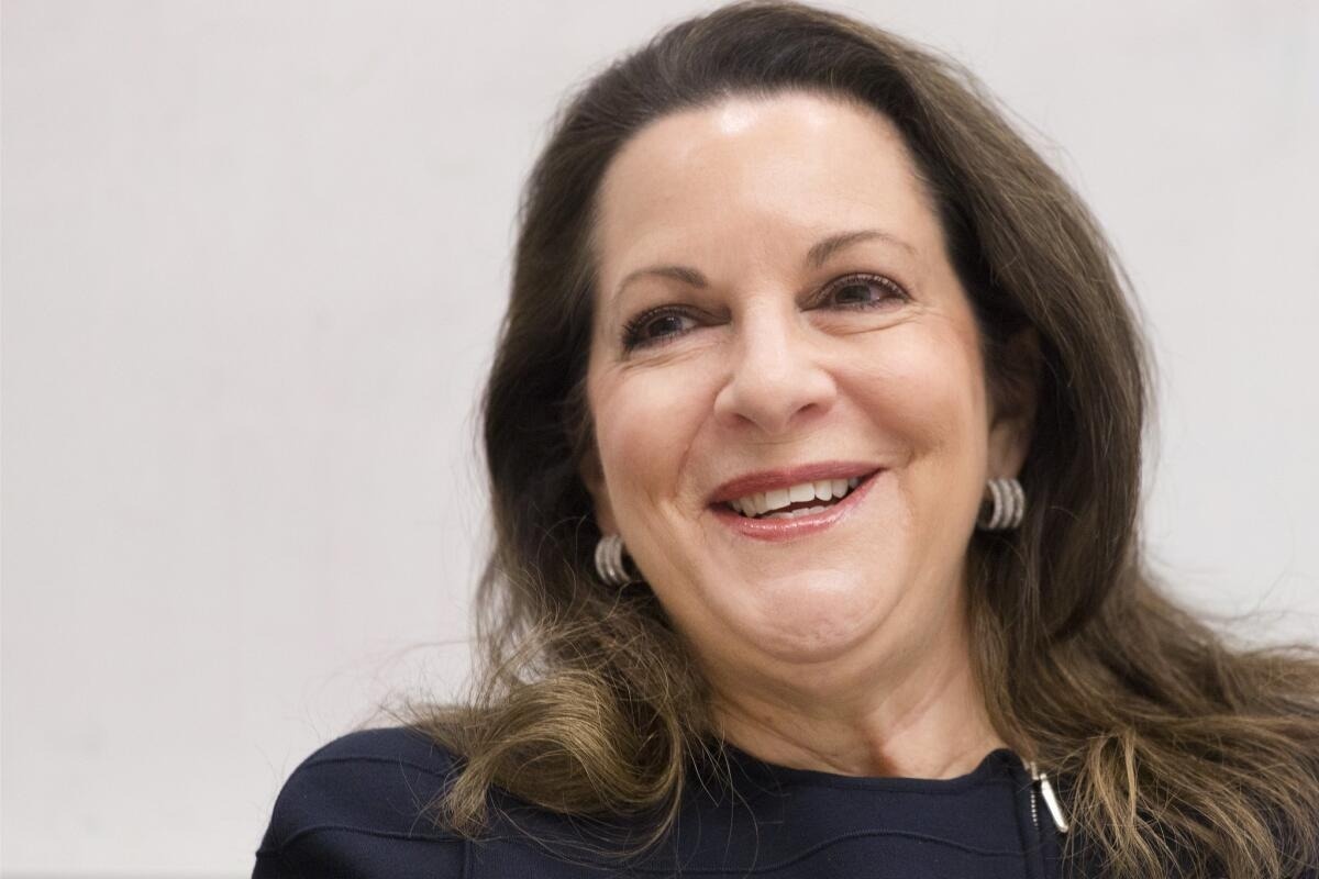 Bi tu choi thang chuc, nguoi phu nu mua lai cong ty, sa thai sep cu hinh anh