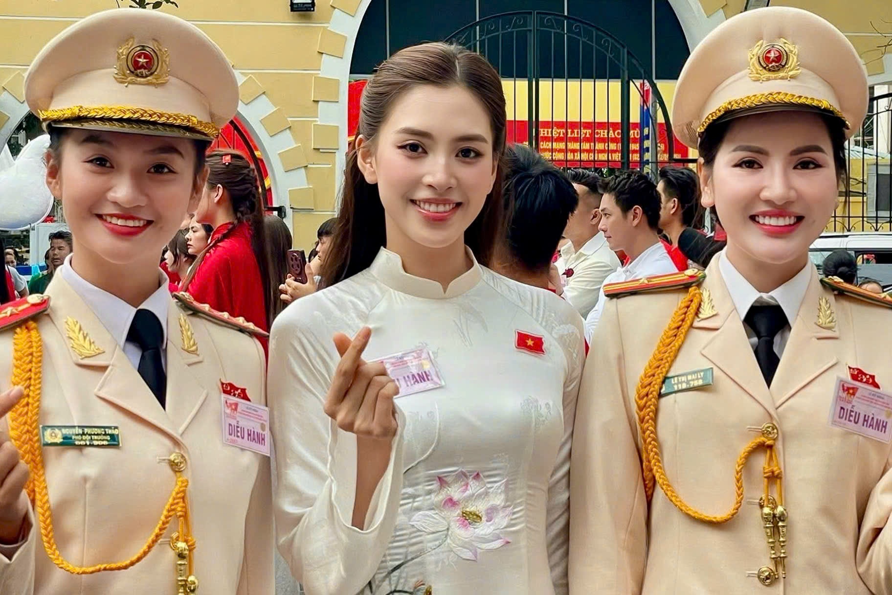 Buc anh viral khap MXH cua nu canh sat tung vao vai 'girl pho' hinh anh