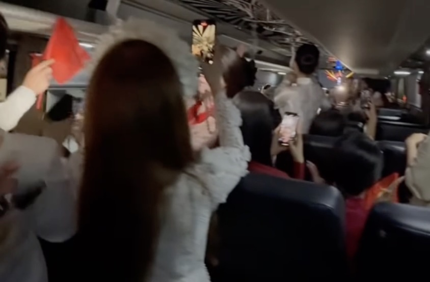 Cac nghe si hat vang 'Mot vong Viet Nam' tren chuyen xe dieu hanh hinh anh