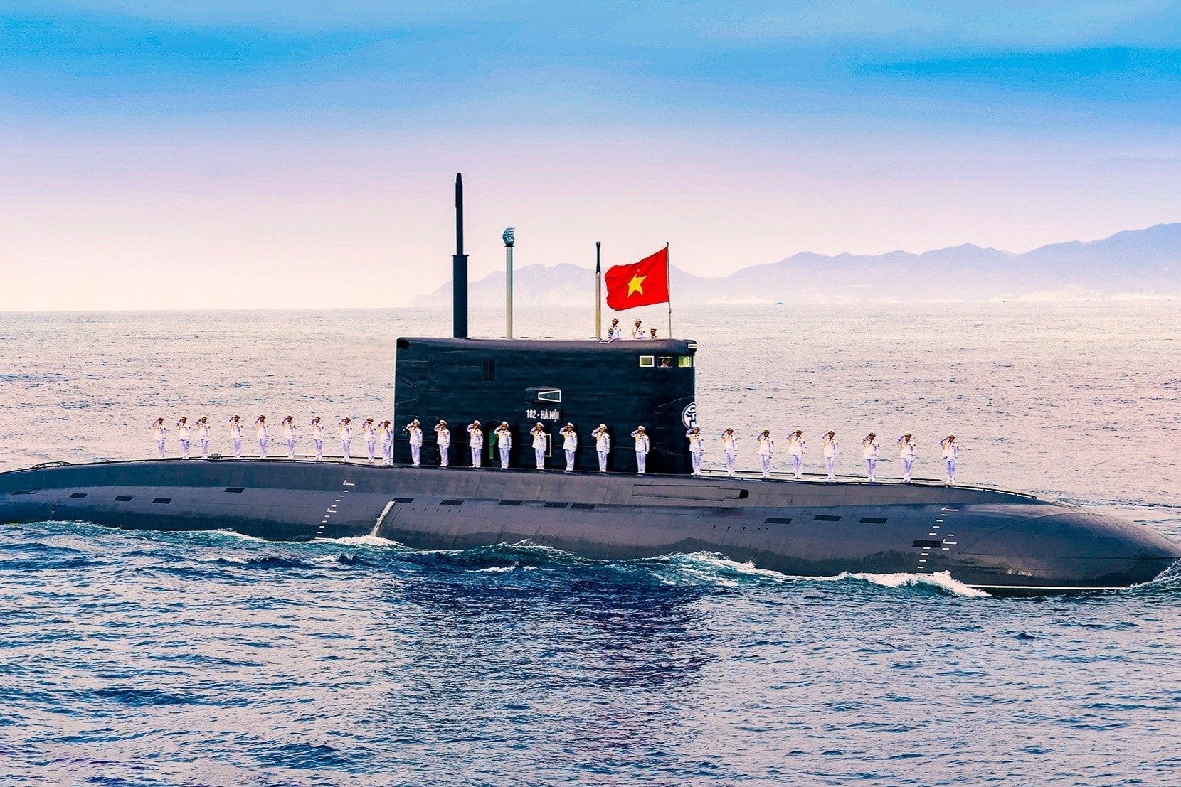 Le chao co hung trang tren bien cua Quan chung Hai quan hinh anh