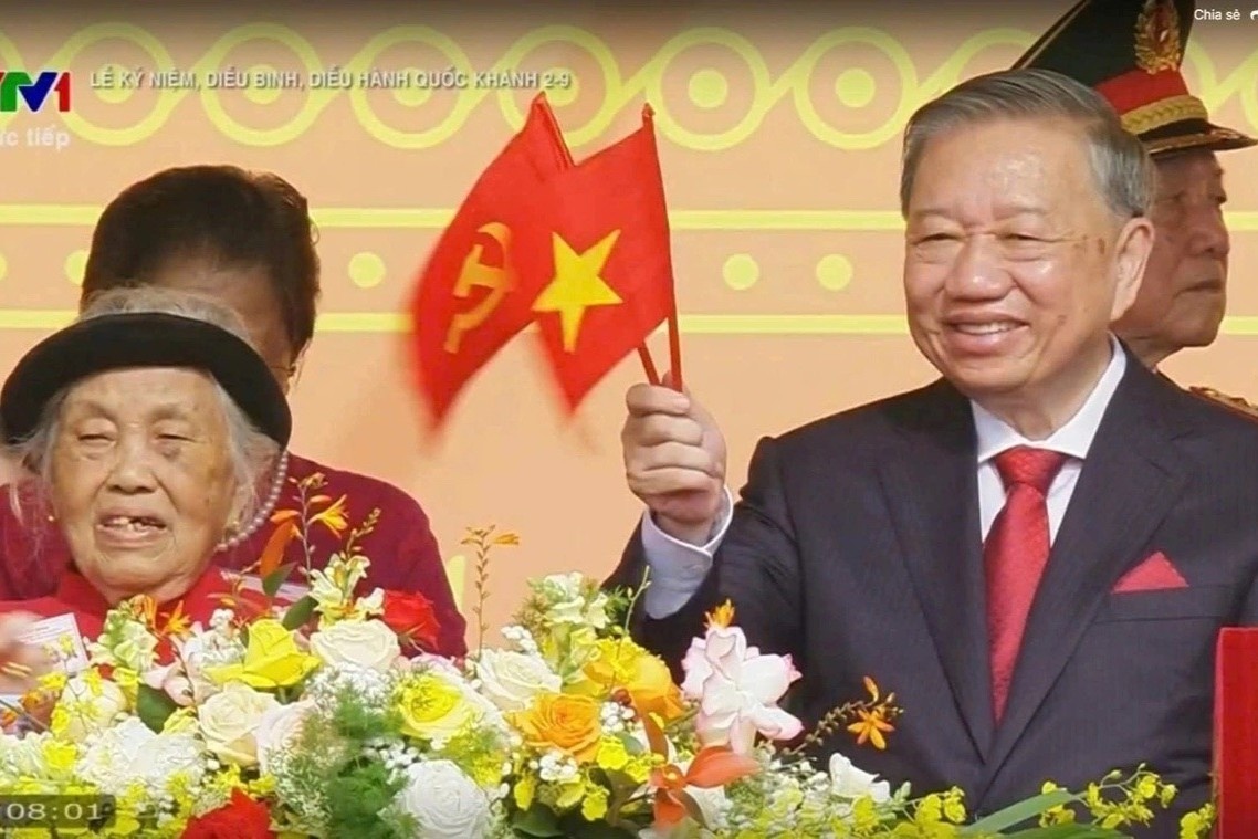 Me Viet Nam Anh hung ngoi canh Tong Bi thu To Lam trong le dieu binh hinh anh