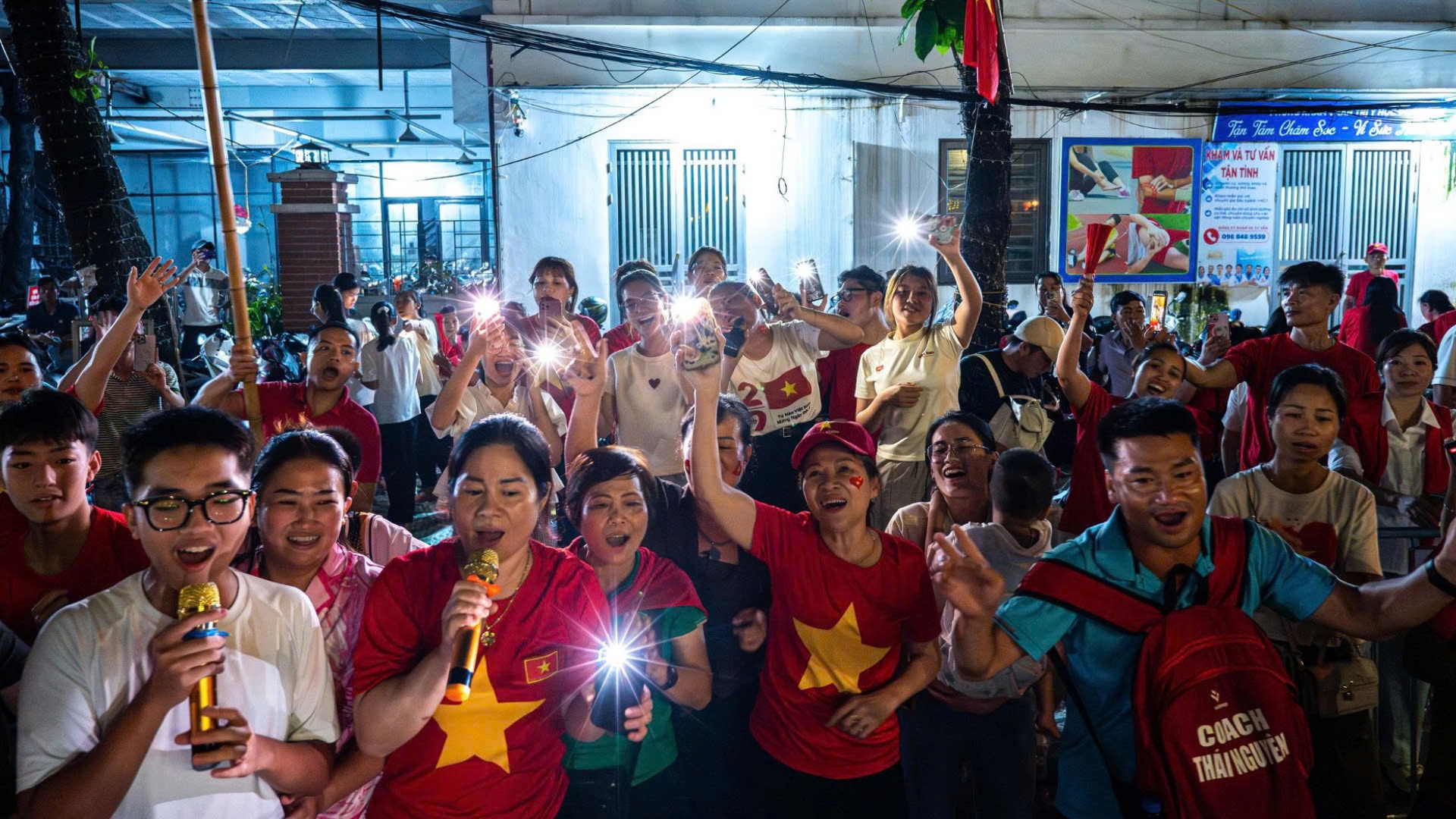 Nguoi dan mang loa thung, hat xuyen dem cho doan dieu binh hinh anh