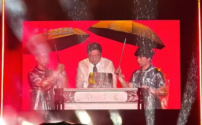 Buc anh sinh vien che o khien hieu truong uot sung gay 'bao mang' TQ hinh anh