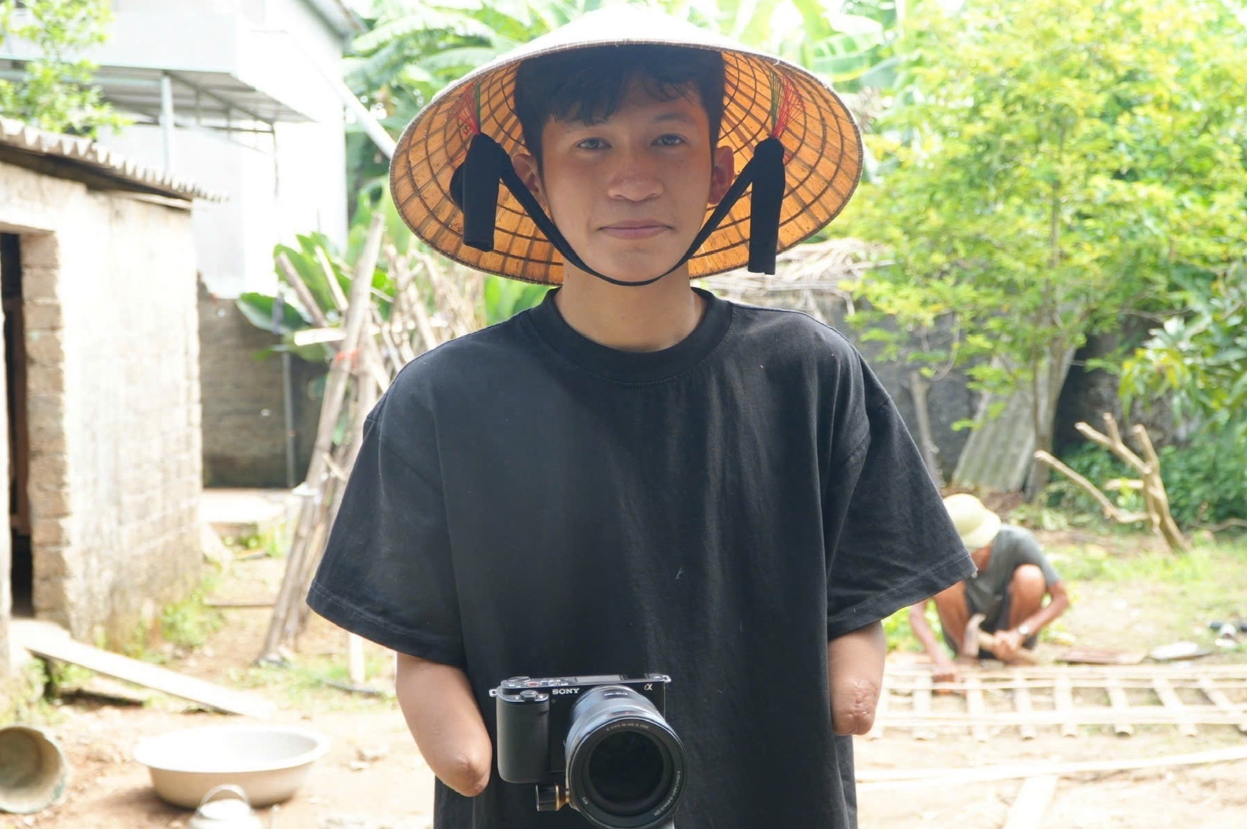 Chang trai mat 2 tay nau mon an gan lien voi Bac Ho hinh anh