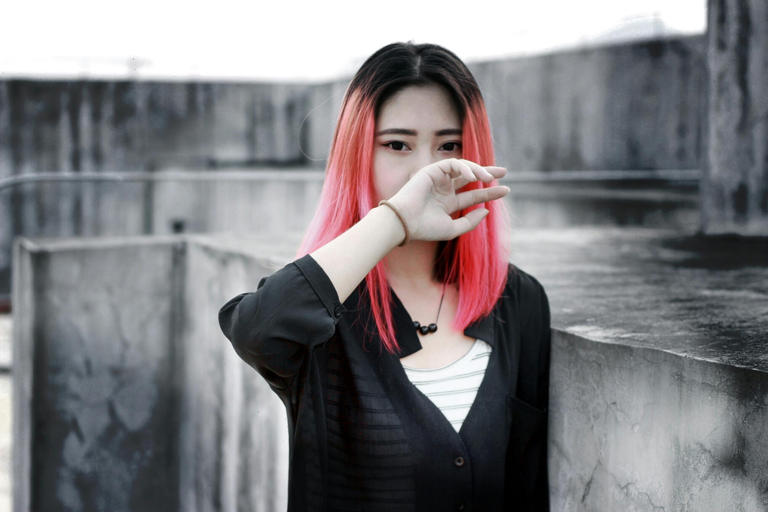 Co gai 20 tuoi tra gia dat vi nhuom toc lien tuc hinh anh