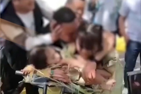 Canh 2 phu dau TQ bi troi vao xe va sam so trong dam cuoi gay phan no hinh anh