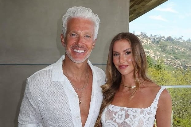 Hanh phuc vien man cua cap doi tung bi cam ghet vi lech 20 tuoi hinh anh