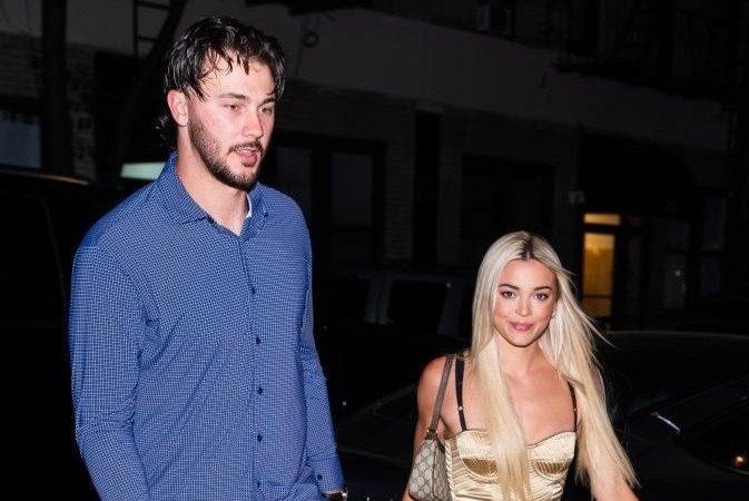 Hot girl the duc dung cu cong khai ban trai cao gan 2 m hinh anh