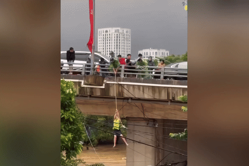 Khoanh khac tha day cuu nguoi giua dong nuoc chay xiet o Thai Nguyen hinh anh