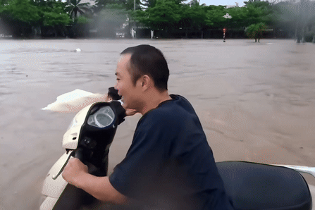 Boi giua 'bien' nuoc ngap lenh lang o My Dinh vi bat luc hinh anh