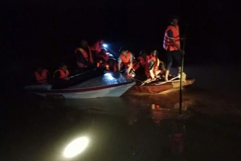 Thanh nien bi lu cuon khi lao ra cuu nguoi trong dem o Thai Nguyen hinh anh